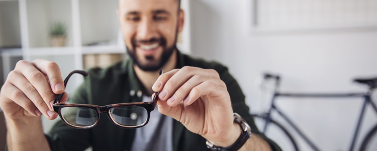 Óculos de grau da moda: 8 dicas incríveis para montar o look perfeito