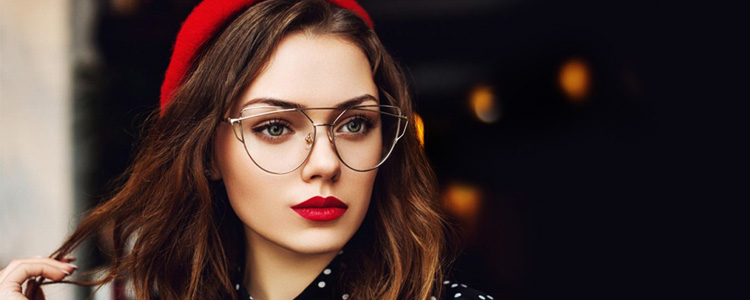 Maquiagem com óculos de grau: Confira 5 dicas para arrasar.